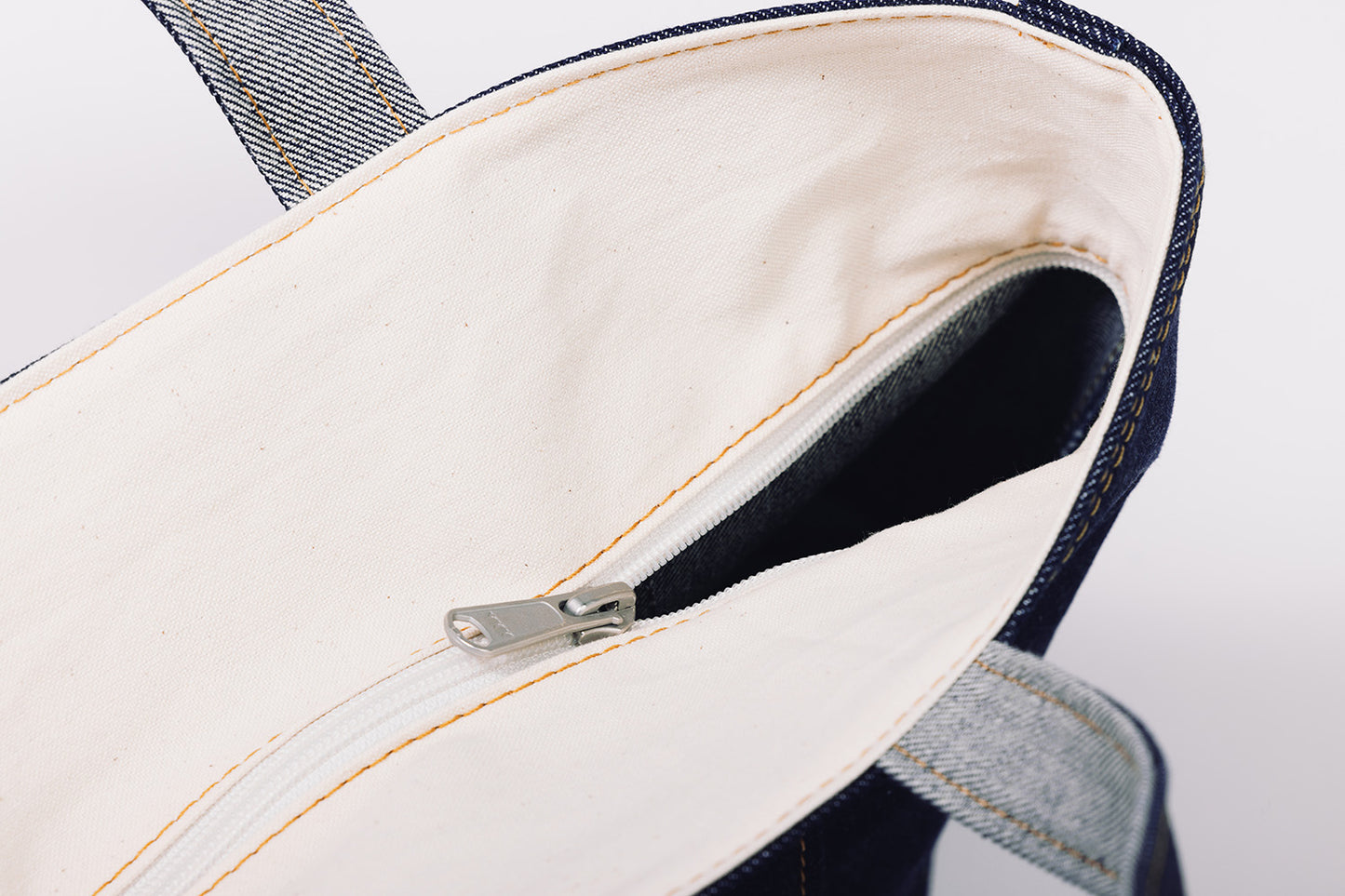 TRAVEL HANDLE TOTE BAG