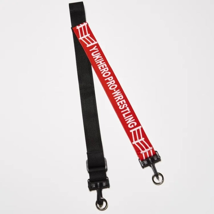 YHP Shoulder Belt - RED 全体。ブラックのテープに YUKIHERO PRO-WRESTLING のロゴ入りレッドライン、両端にナスカン