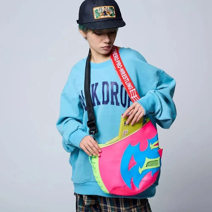 MASCARA Clutch bag - PINK ショルダーベルト着用イメージ・フロント