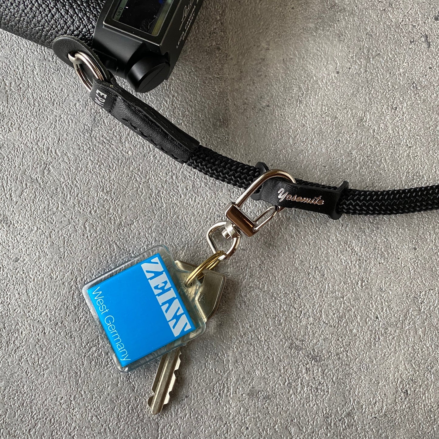 CAMERA STRAP - CARRY THINGS